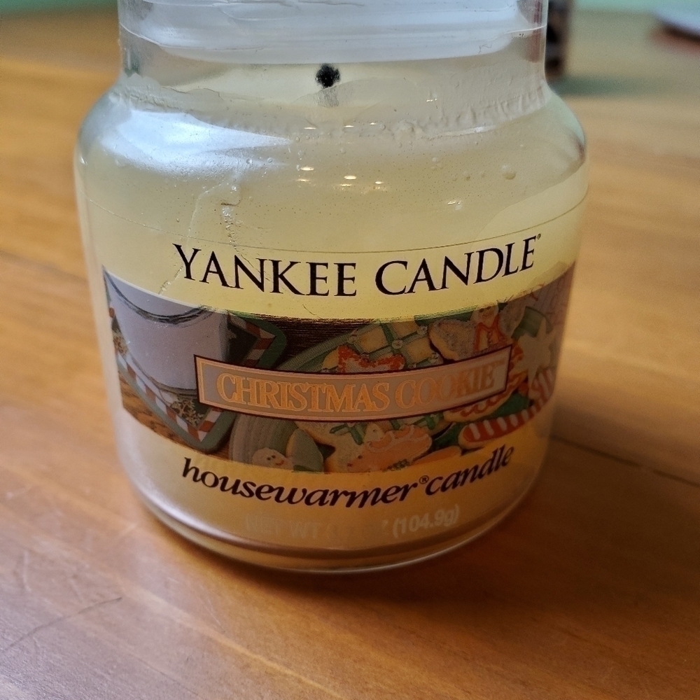Two 3oz candles, Fresh Linen and Christmas Cookie - Picture 2 of 4